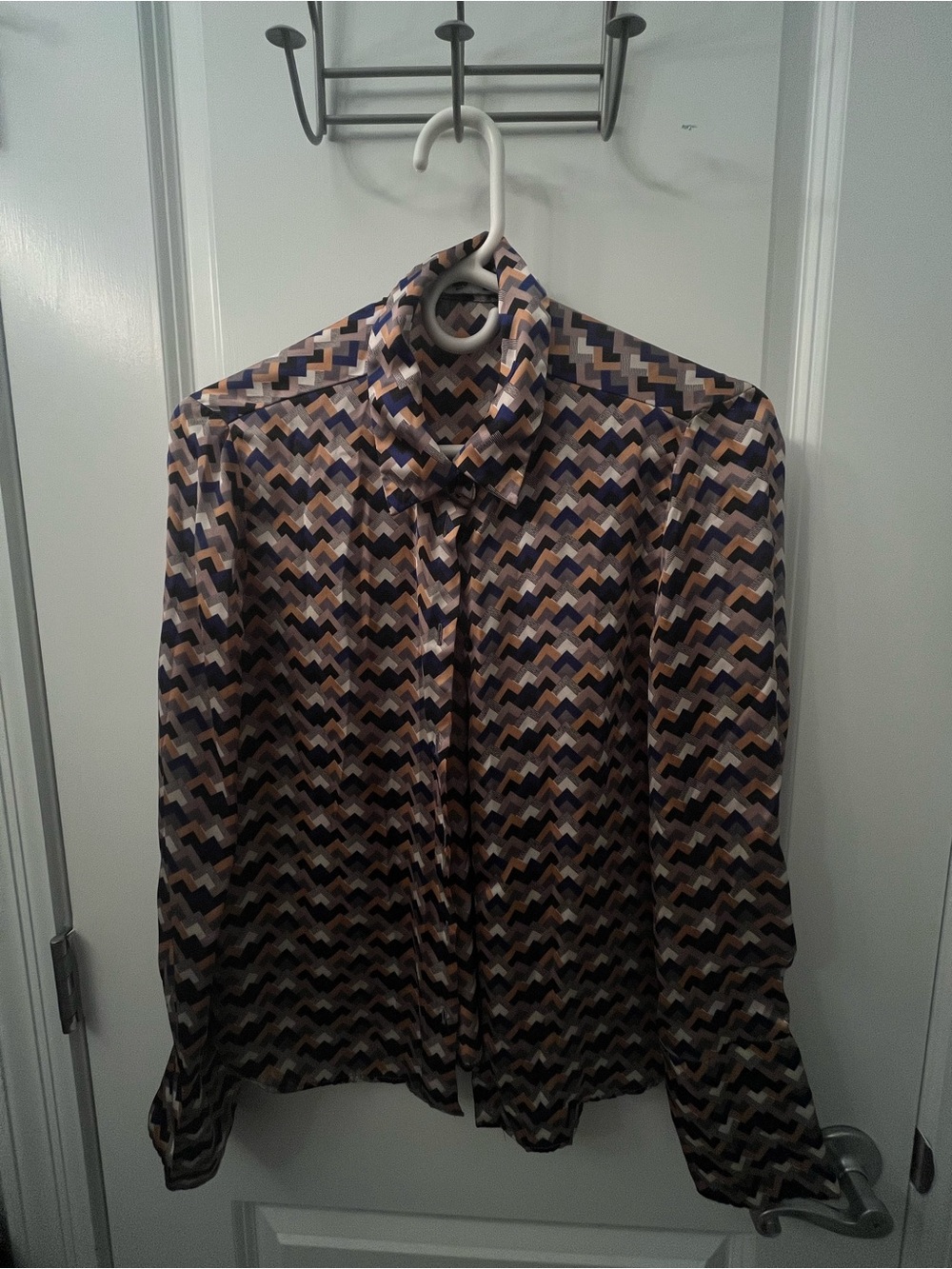 Woven Chevron Pattern Button-Up Shirt in Beige & Navy